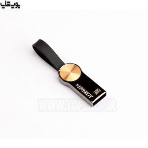 فلش مموری ایکس انرژی مدل SHINY USB3.0 ظرفیت 32 گیگابایت دارای نگهدارنده برای حمل آسان است.
