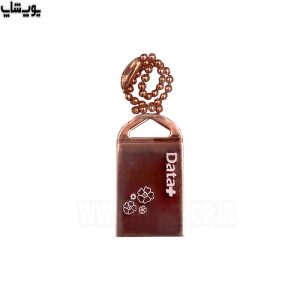 فلش مموری دیتا پلاس مدل Gift USB2.0 با ظرفیت 32 گیگابایت دارای بند آویز جهت حمل آسان است.