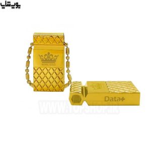 فلش مموری دیتا پلاس مدل ROYAL GOLD USB2.0 با ظرفیت 32 گیگابایت دارای بند آویز جهت حمل آسان است.