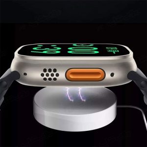 باتری ساعت هوشمند هاینوتکو مدل T92 Ultra Max بوسیله کابل وایرلس شارژ شده و بازدهی بالایی دارد.