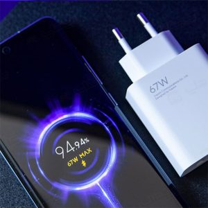 شارژر دیواری اورجینال شیائومی 67 وات به همراه کابل تبدیل Type-C دارای فناوری شارژ سریع است.