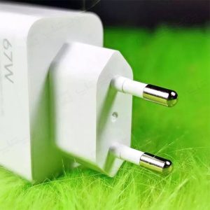 شارژر دیواری اورجینال شیائومی 67 وات به همراه کابل تبدیل Type-C از دوشاخه استاندارد اروپا برخوردار است.