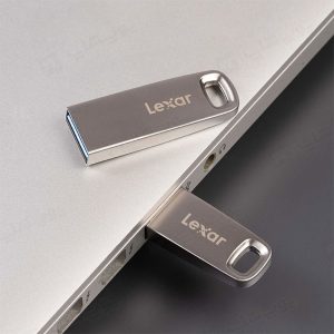 فلش مموری لکسار مدل JUMPDRIVE M35 USB3.0 با ظرفیت 32 گیگابایت دارای سازگاری بالا می باشد.
