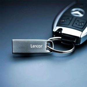 فلش مموری لکسار مدل JUMPDRIVE M35 USB3.0 با ظرفیت 32 گیگابایت دارای قابلیت حمل آسان می باشد.