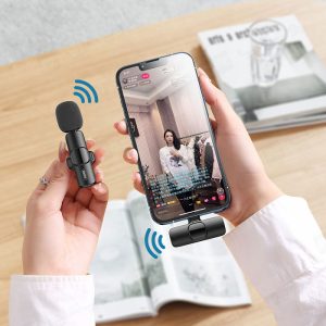 میکروفن یقه ای بی سیم ریمکس مدل K02 دارای گیرنده 2.4GHz می باشد.