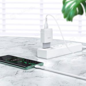 شارژر دیواری 18 واتی هوکو مدل C72Q QC3.0 با کابل همراه تایپ C در کمترین زمان تلفن های همراه شما را شارژ میکند