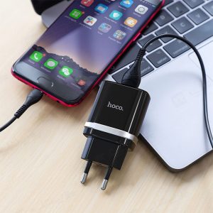 شارژر دیواری 18W هوکو مدل C12Q با کابل تایپ C دارای سازگاری گسترده می باشد.