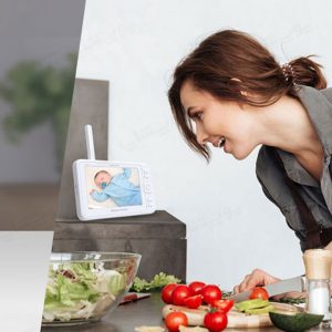 دوربین کنترل کودک فوسکم مدل BM1 با نمایشگر IPS است.
