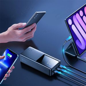 پاوربانک 30000mAh جویروم مدل JR-T015 قابل استفاده برای 3 دیوایس همزمان می باشد.