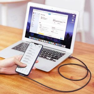 کابل شارژ 90 درجه USB به تایپ C یوگرین مدل US313 به طول 1 متر دارای قابلیت انتقال داده می باشد.