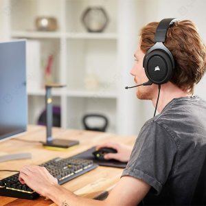 هدست گیمینگ سیمی کورسیر مدل HS60 Pro با طراحی ارگونومیک است.