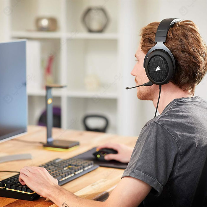 هدست گیمینگ سیمی کورسیر مدل HS60 Pro با طراحی ارگونومیک است.