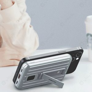 پاوربانک 10000mAh وایرلس شارژ و هولدر موبایل رسی مدل RPB-P23 دارای زبانه نگهدارنده و قابل استفاده به عنوان هولدر است.
