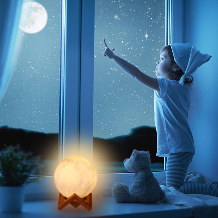 اسپیکر بلوتوثی طرح ماه با نورپردازی با نورپردازی زیبا در نور کم است.