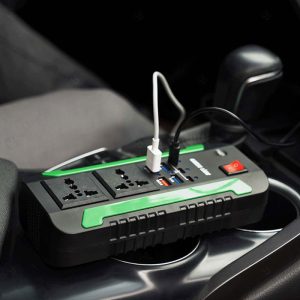 اینورتر فندکی خودرو گرین لاین مدل SPARK 300W دارای پورت های خروجی USB و تایپ C برق DC است.