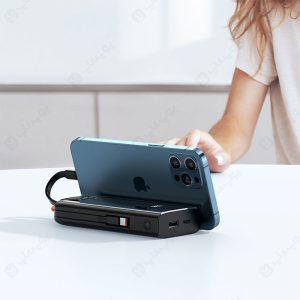 پاوربانک 10000mAh مک دودو مدل MC-116 دارای زبانه بازشو برای استفاده به عنوان هولدر رومیزی است.