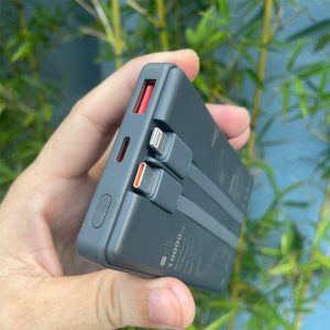 پاوربانک 10000mAh ریمکس مدل Rpp-651 به همراه کابل تایپ C و لایتنینگ دارای 3 خروجی می باشد.