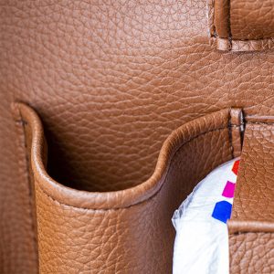 نظم دهنده پشت صندلی خودرو دارای 2 جیب برای بطری است.