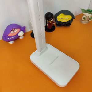 چراغ مطالعه دوتایی رومیزی مدل HG-699A دارای قابلیت نگهداری گوشی بر روی پایه خود می باشد.