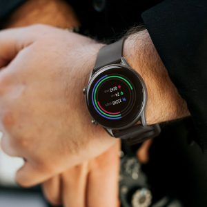 ساعت هوشمند هایلو مدل RT2 مناسب برای استایل های مختلف می باشد.