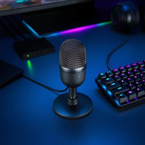 میکروفون استریم ریزر مدل Seiren Mini دارای پایه استوار رومیزی است.