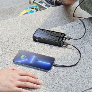 پاوربانک 16000mAh گرین لاین مدل Solar 2 GNPDSOLPB16 با پنل خورشیدی دارای کابل همراه می باشد.