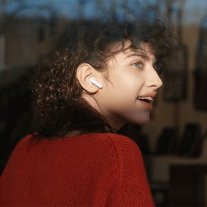 هندزفری بلوتوثی اورجینال شیائومی مدل Redmi Buds 4 Lite دارای طراحی ارگونومیک می باشد.