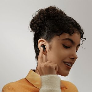 هندزفری بلوتوثی شیائومی مدل Redmi Buds 5 Pro دارای کنترلر لمسی می باشد.