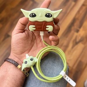 پک محافظ سیلیکونی کله شارژر 20 وات اپل طرح Baby Yoda کد 018 به صورت کامل