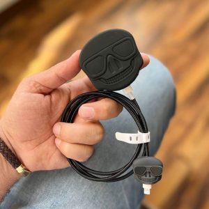 پک محافظ سیلیکونی کله شارژر 20 وات اپل طرح Black Skull کد 020 به صورت کامل
