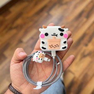 پک محافظ سیلیکونی کله شارژر 20 وات اپل طرح Cute Cow کد 017 به صورت کامل