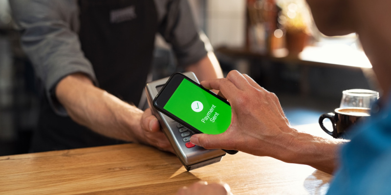 فناوری NFC چیست؟ بررسی جامع مزایا، معایب و کاربردهای آن [مرداد 1403]