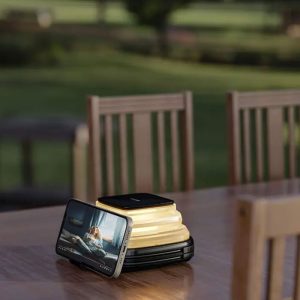 پاوربانک و چراغ 10000mAh پرودو مدل Outdoor Night Light دارای زبانه نگهدارنده گوشی می باشد.