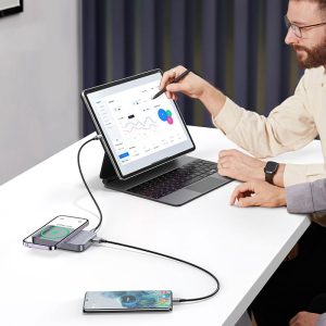 پاوربانک مگنتی 10000mAh یوگرین مدل PB206 15086 با قابلیت شارژ 3 دستگاه همزمان است.