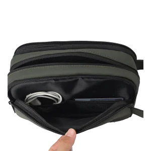 کیف لوازم جانبی پاوا مدل Tote Travel Pouch ین کیف از مواد باکیفیت و مقاوم، شامل پلی استر و چرم مصنوعی ساخته شده است که هم ظاهر جذاب دارد و هم دوام بالا.