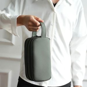 کیف لوازم جانبی پاوا مدل Tote Travel Pouch ین کیف از مواد باکیفیت و مقاوم، شامل پلی استر و چرم مصنوعی ساخته شده است که هم ظاهر جذاب دارد .