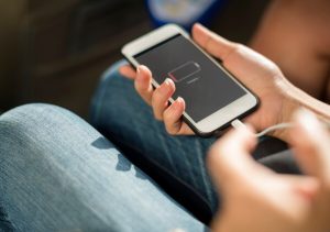 چگونه عمر باتری گوشی هوشمند خود را بیشتر کنیم؟
